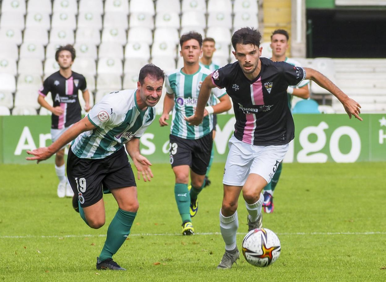 Dani Salas y Marcos disputan el balón ayer en los Campos de Sport. 