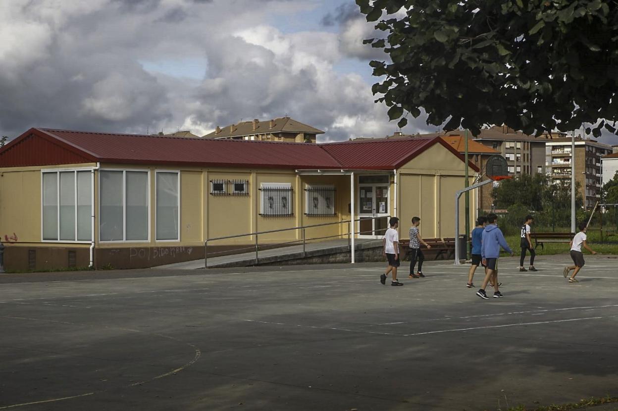 Unos jóvenes juegan en la pista multideportiva junto al centro cívico de Campuzano. 