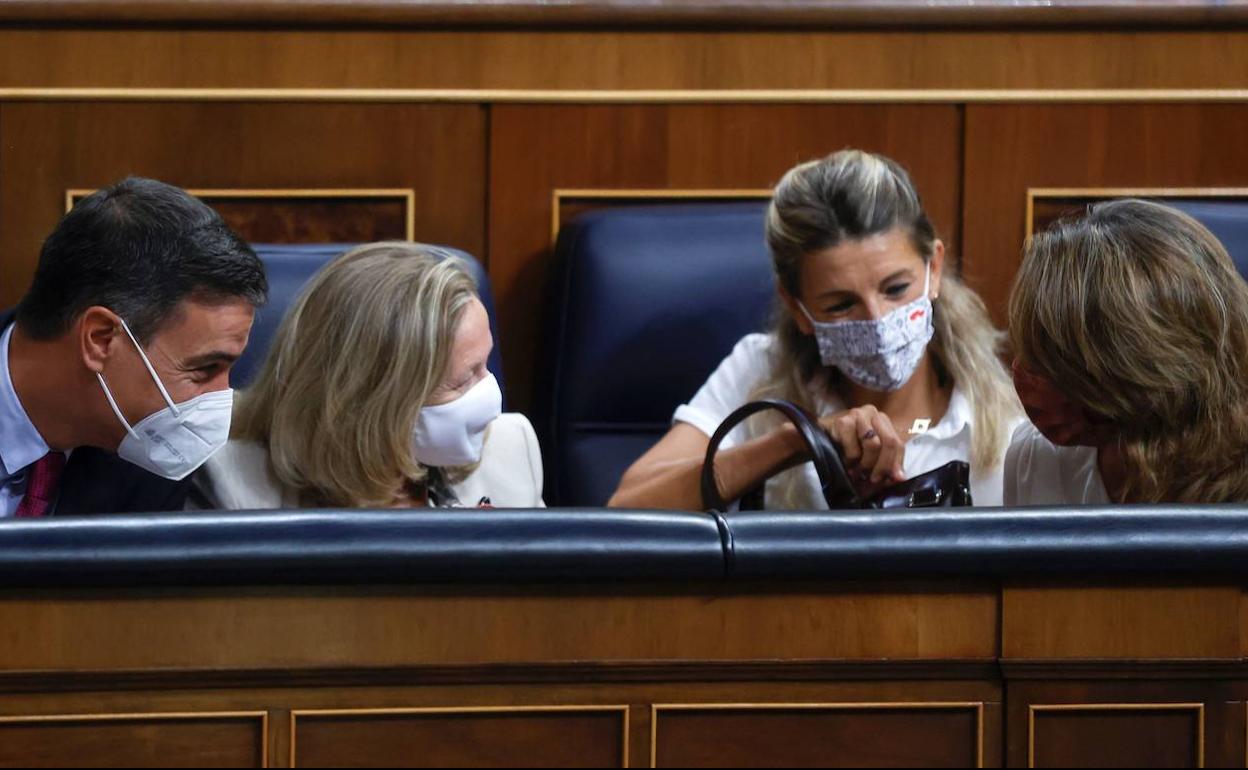 Pedro Sánchez, junto a Nadia Calviño (2i), Yolanda Díaz (2d) y Teresa Ribera. 