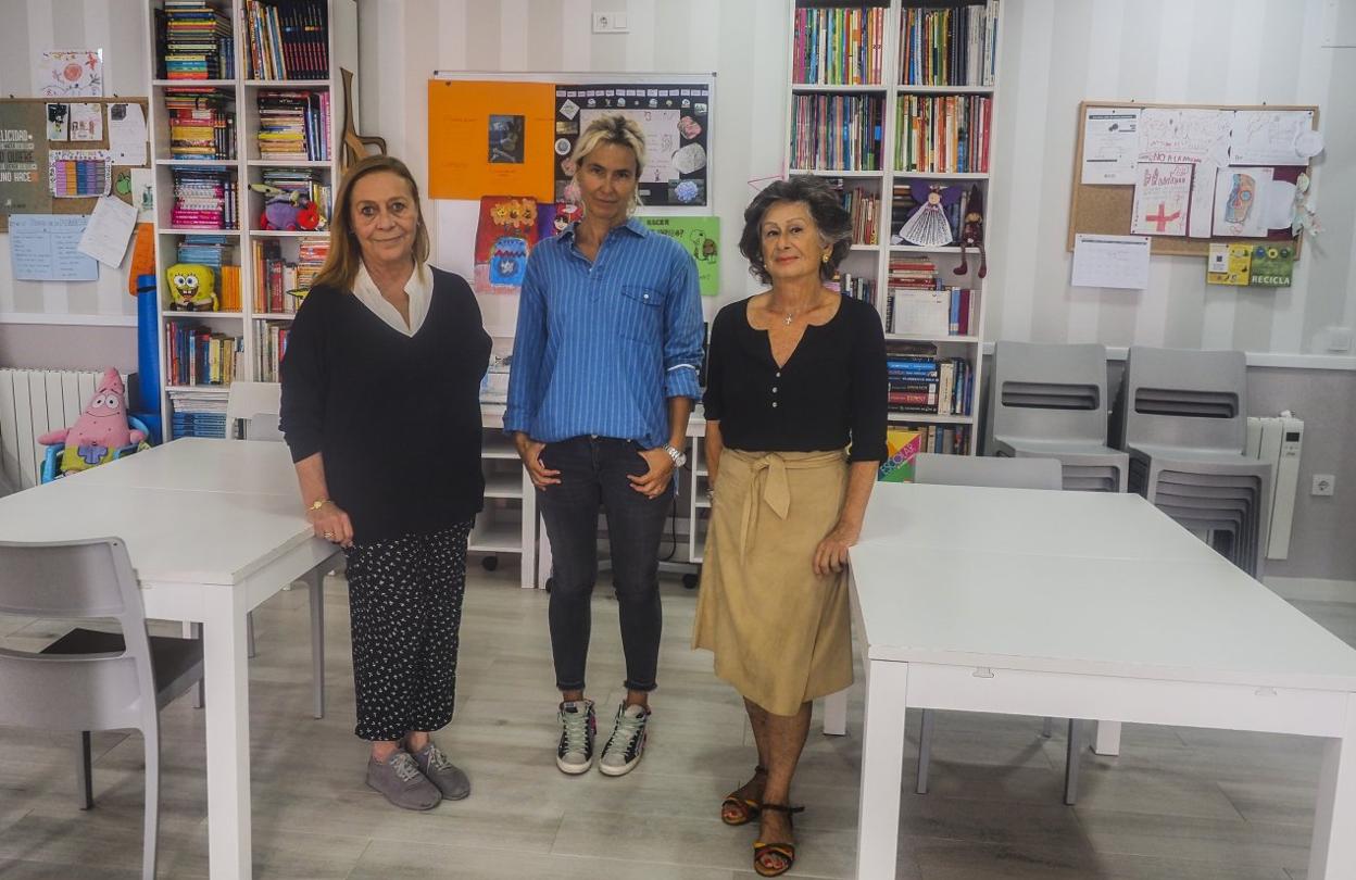 Marta González Estéfani (izquierda), junto a Julia Tosio y Emilia Galán, en el centro de día de Nuevo Futuro, en Santander. 