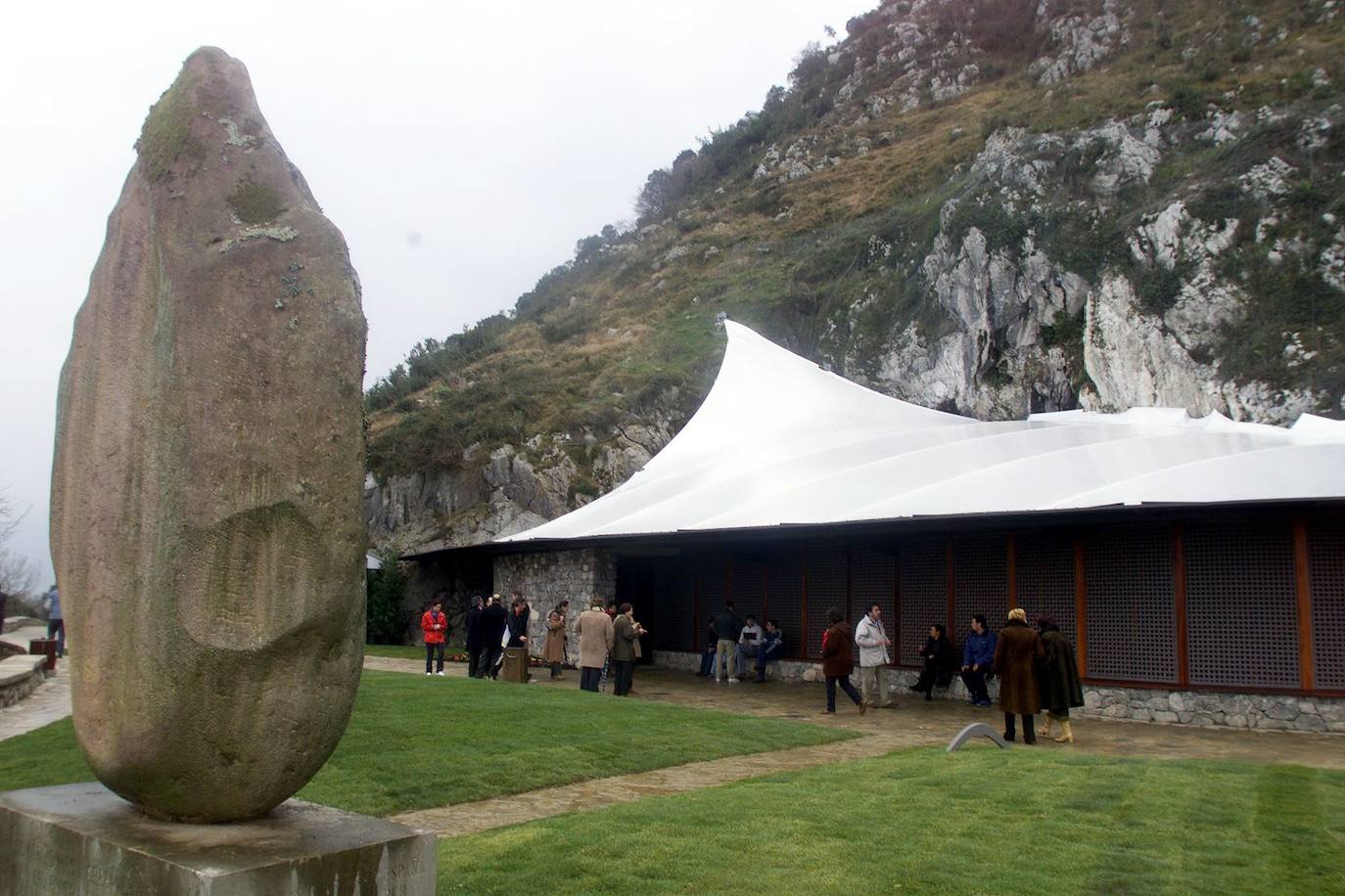 Acceso al centro de interpretación y a la Cueva del Castillo, en Puente Viesgo.