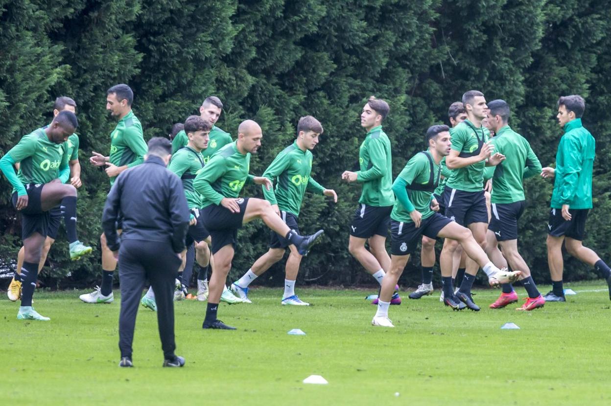 Guillermo Fernández Romo, de espaldas, durante el calentamiento de sus futbolistas en La Albericia. 