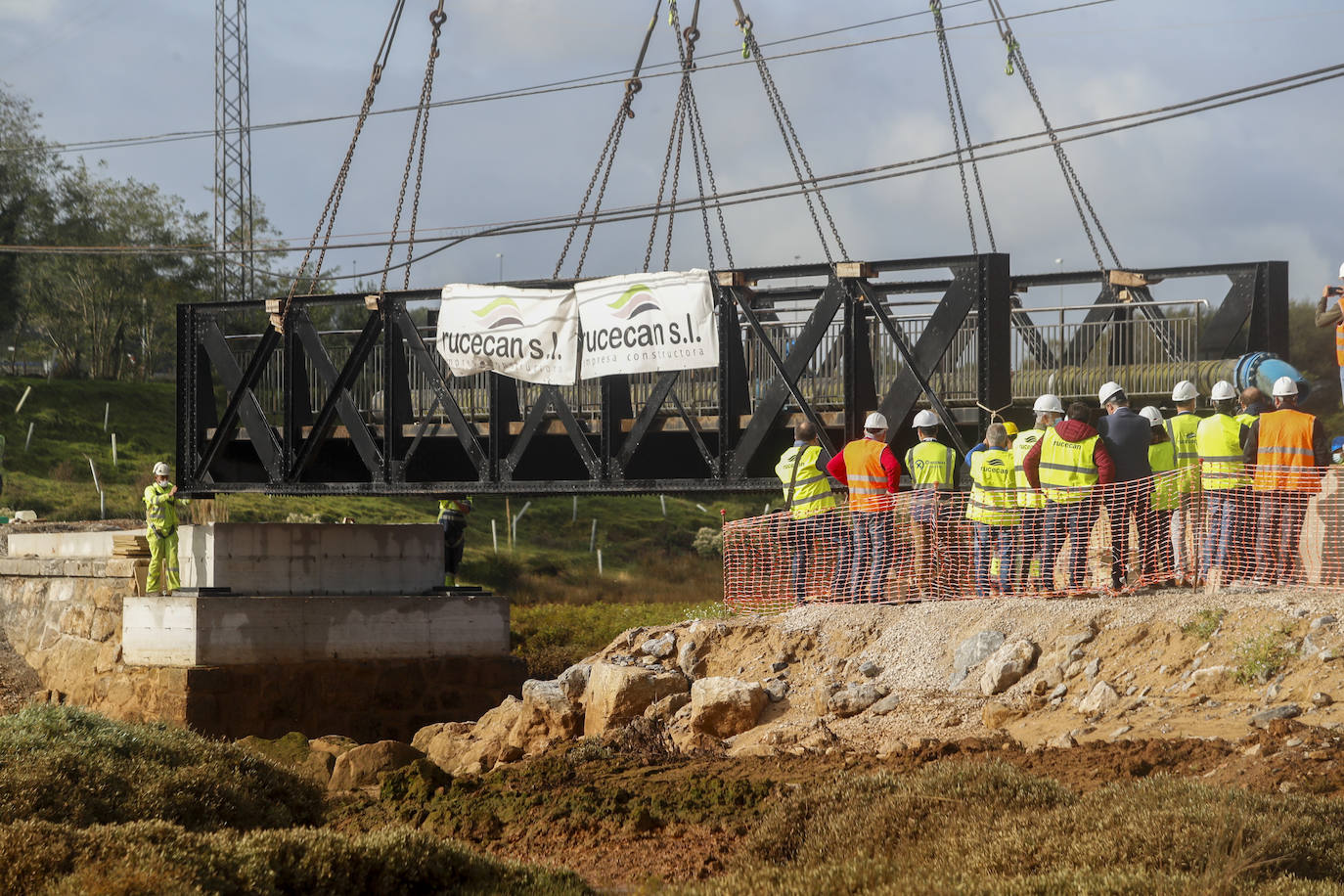Colocación de la pasarela de hierro tras la reparación de la propia estructura y los cimientos. 