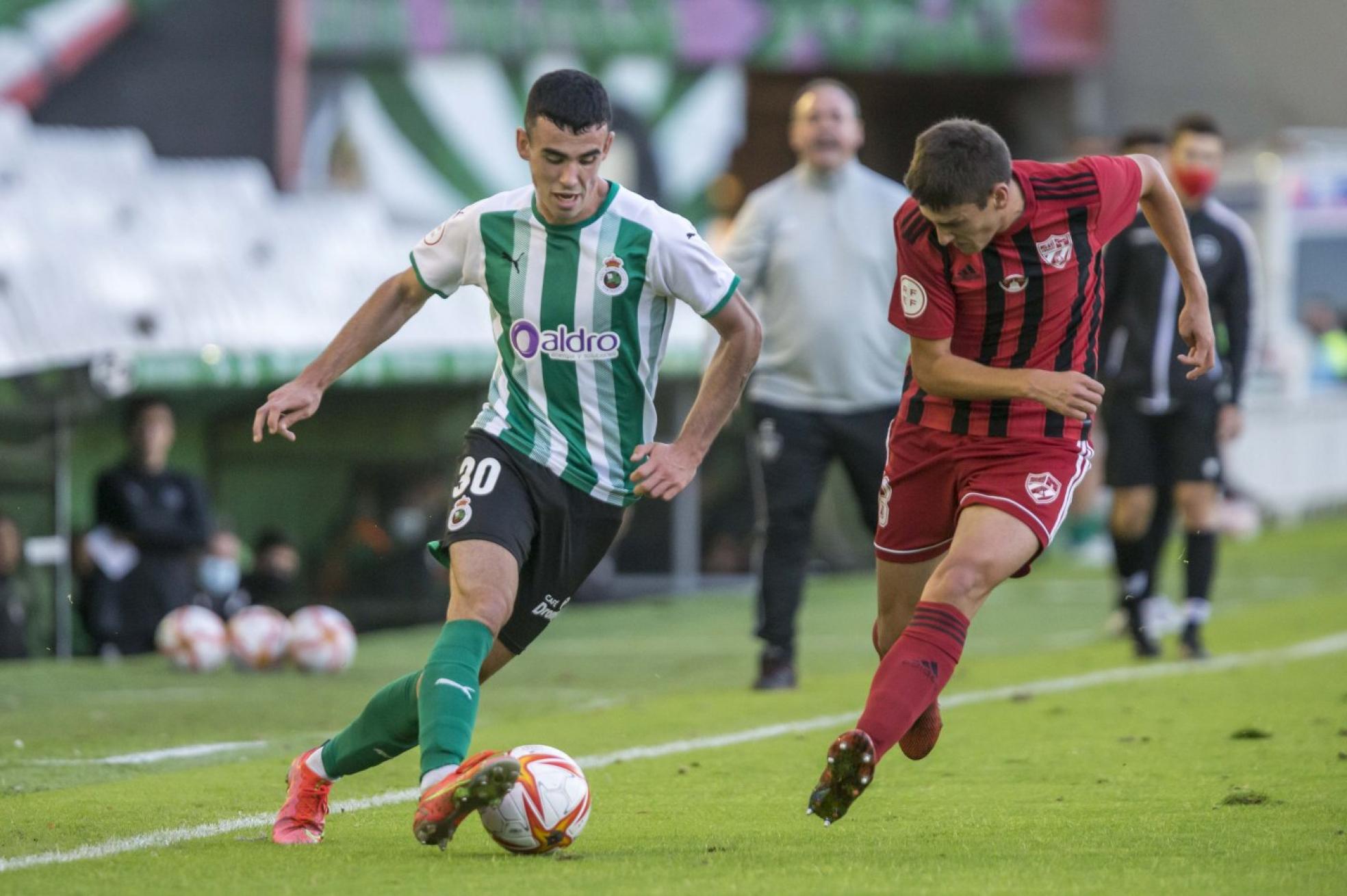 Jorrín es perseguido por Estrada en un lance de la primera mitad. 