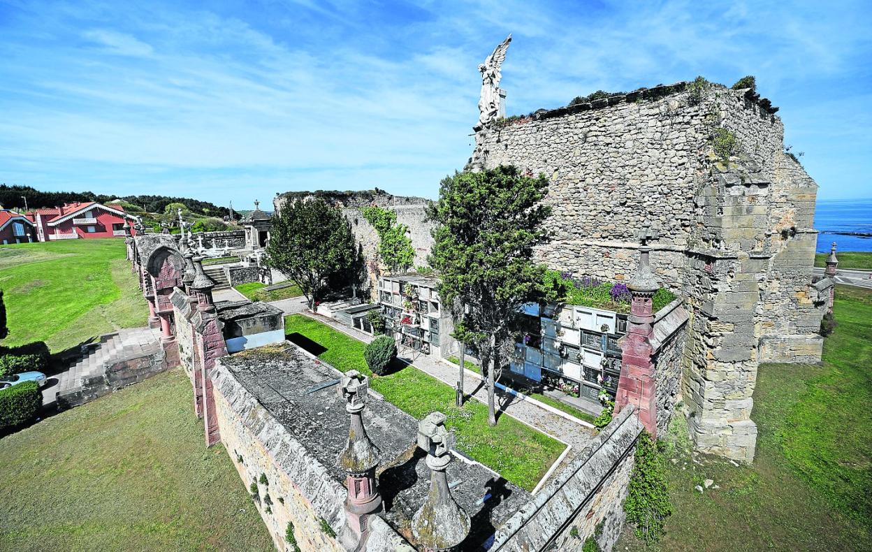 La medida afecta a casi doscientos nichos del histórico camposanto. 