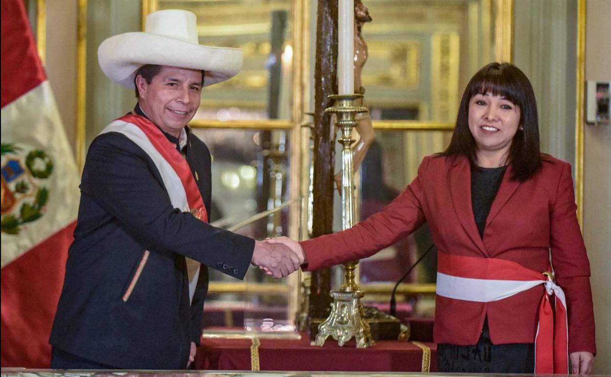 El presidente de Perú, Pedro Castillo, y la nueva primera ministra del país, Mirtha Vásquez.