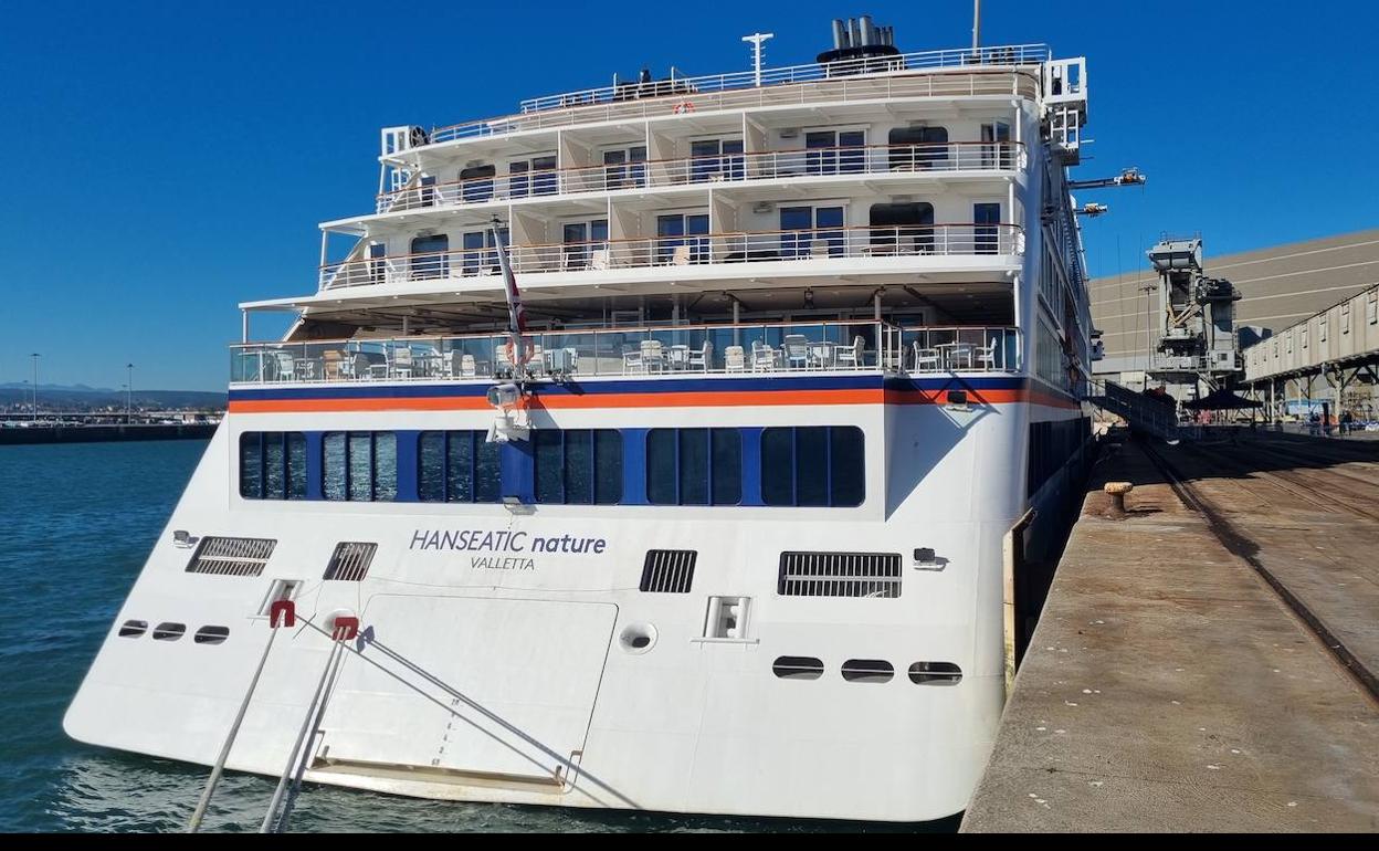 El crucero de lujo Hanseatic Nature a su llegada esta mañana a Santander