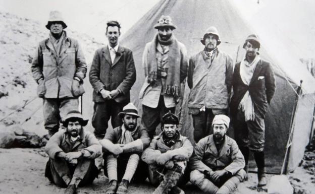 Expedición británica de 1924 al Everest con, entre otros, Andrew Irvine y George Leigh Mallory (los dos primeros por arriba a la izquierda).