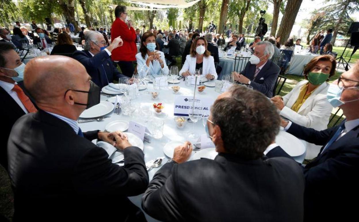 Teresa Ribera junto a los primeros ejecutivos de las eléctricas, el pasado 20 de septiembre en un almuerzo. 