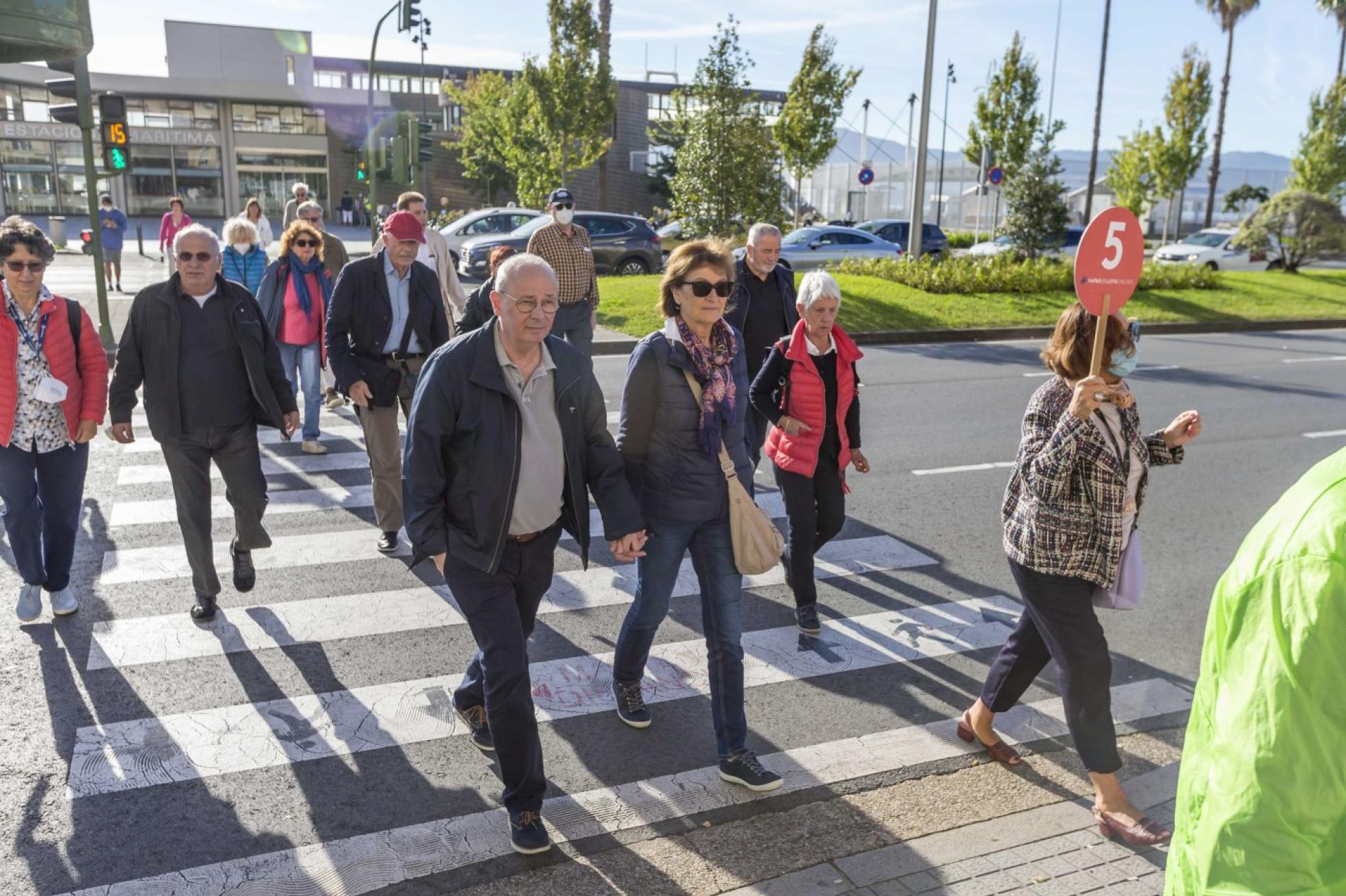 Los turistas alemanes, dirigidos por la guía.