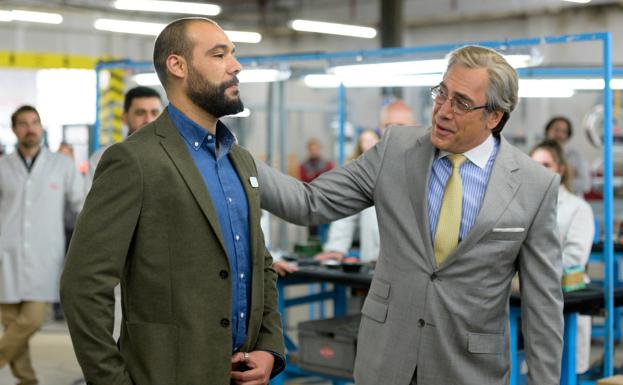 Tarik Rmili y Javier Bardem en 'El buen patrón'.