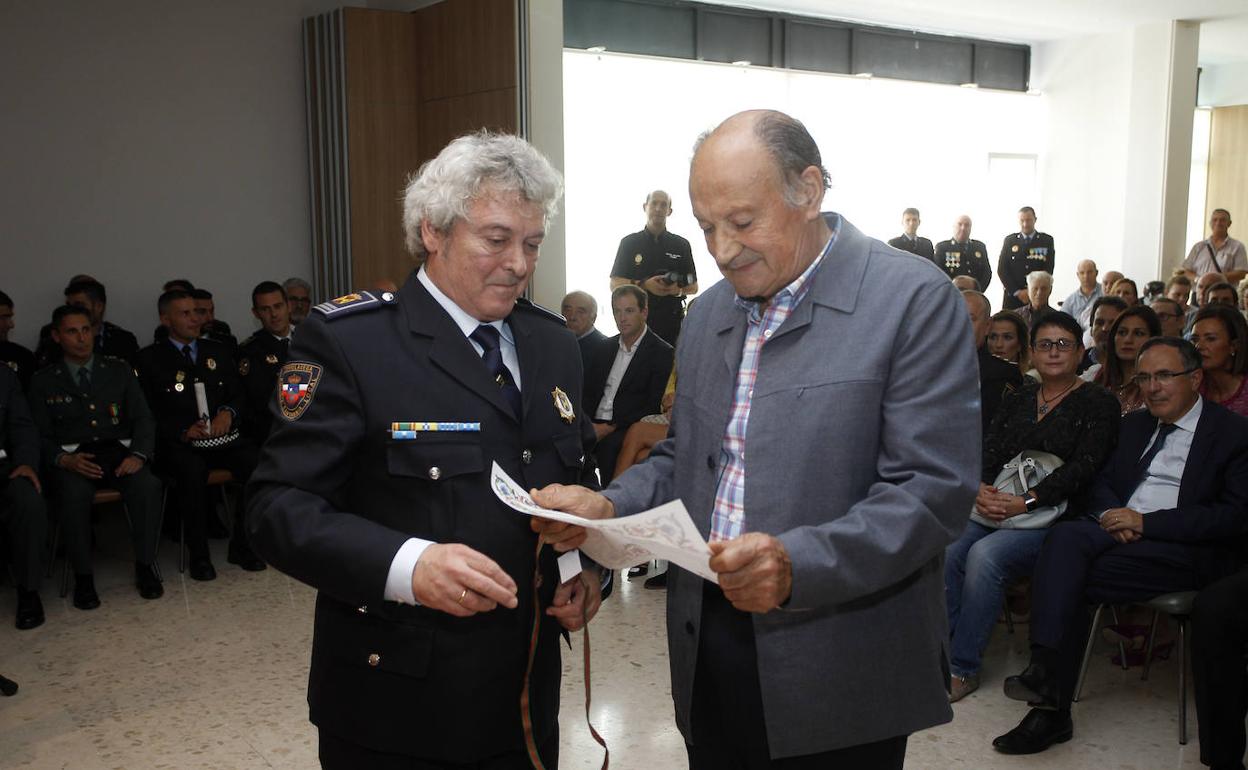 Miguel Ángel Calleja entrega un diploma a un vecino en la fiesta del patrono de la Policía Local