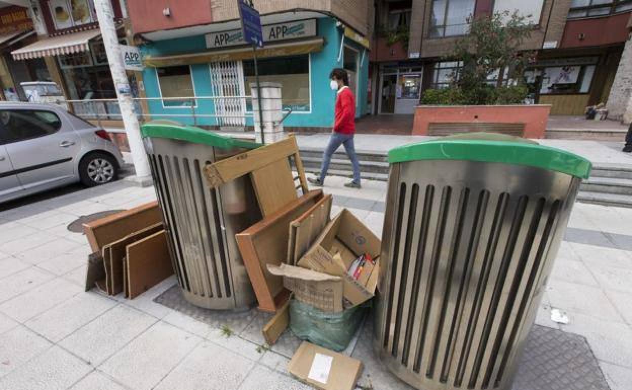 Contenedores llenos de basura en el entorno de la calle Alta de Santander.