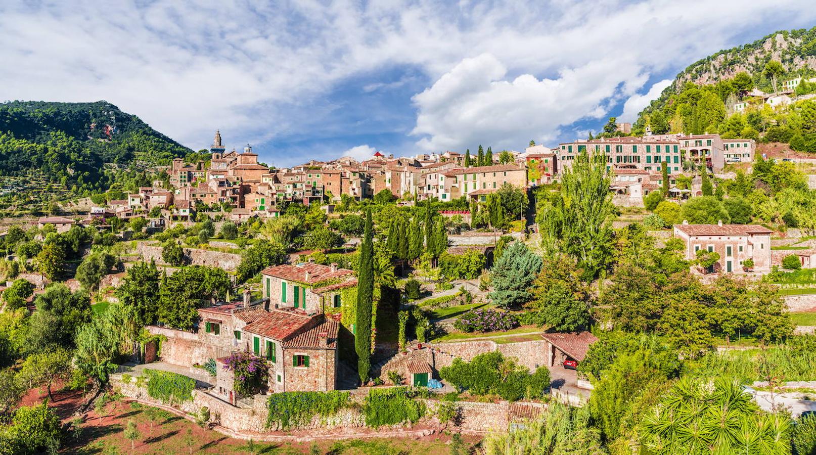 Valldemossa (Mallorca): Este idílico pueblo de montaña ubicado dentro de la majestuosa Sierra de Tramuntana, repleto de calles estrechas y de edificios de color arena, es otro de esos pueblos de montaña más bonitos y que en este caso podrás encontrar en Mallorca. Ubicado a unos 18 km de Palma de Mallorca, Valldemossa lo encontrarás al noroeste de la isla y rodeado por un entorno de naturaleza inigualable.