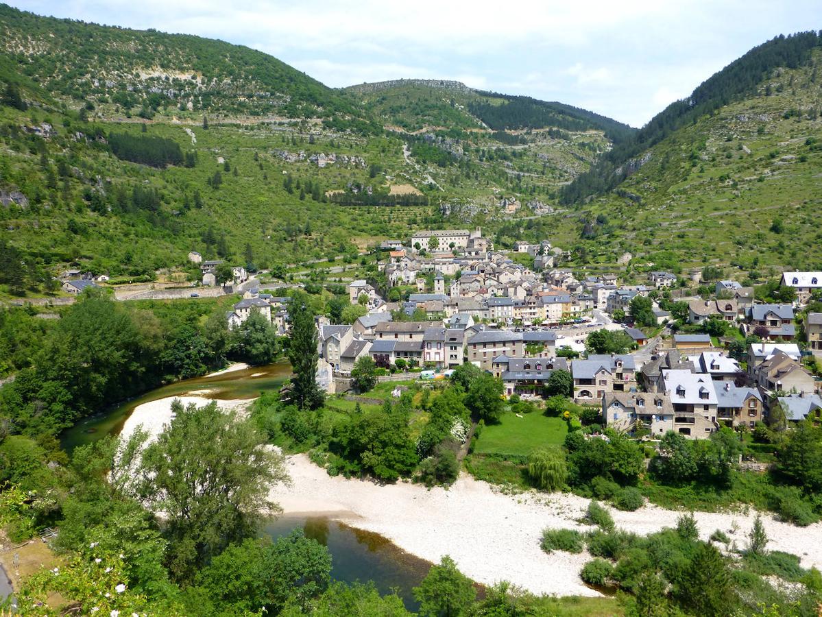 Sainte-Enimie (Francia): La belleza del pueblo de Saint-Enimie es capaz de quitar el aliento y podrás encontrarlo en Francia. Un pueblo medieval con un estilo arquitectónico único ubicado en el fondo de las Gargantas del Tarn.