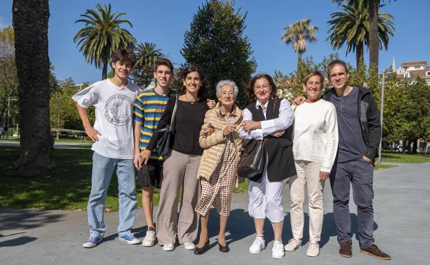 Imagen. Pilar Saro, vecina de Málaga, en el centro, acompañada de sus tres hijas, su yerno y dos nietos.