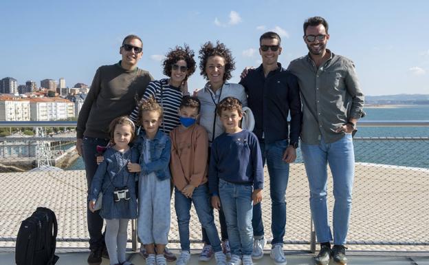 Imagen. Guillermo Chavarri y sus amigos posan en el Centro Botín junto a los más pequeños. 