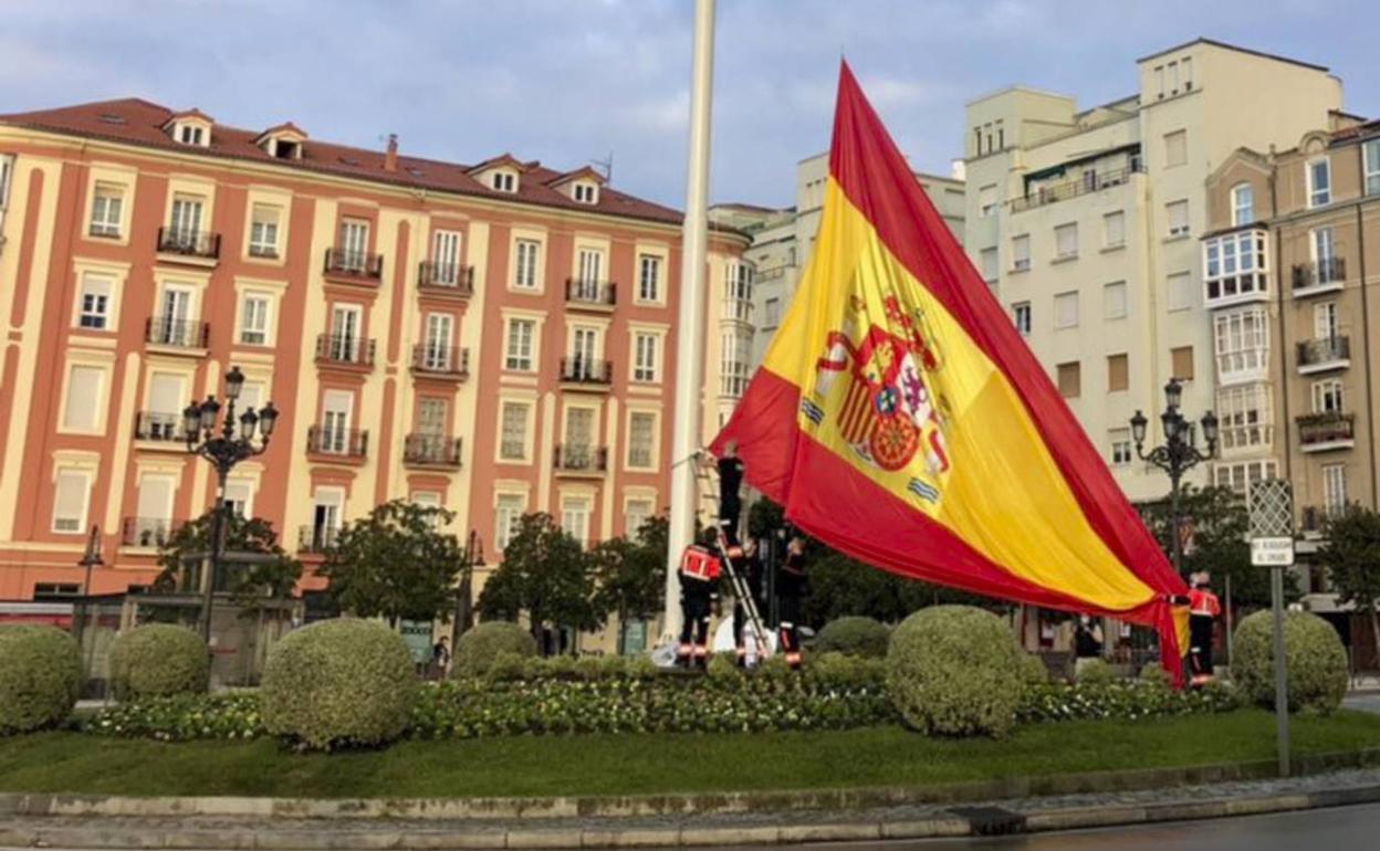 Ensayos de estos días en la rotonda de Puertochico para el izado de la bandera, que se celebrará hoy