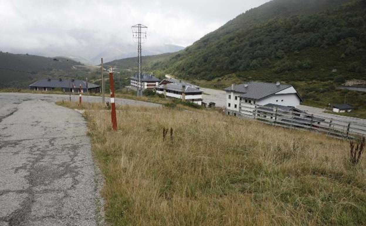 A la derecha de la parcela, entre las zonas de aparcamiento, está previsto instalar el nuevo edificio de servicios según el plan director de Valgrande-Pajares, que prevé 15 millones de inversión total. 