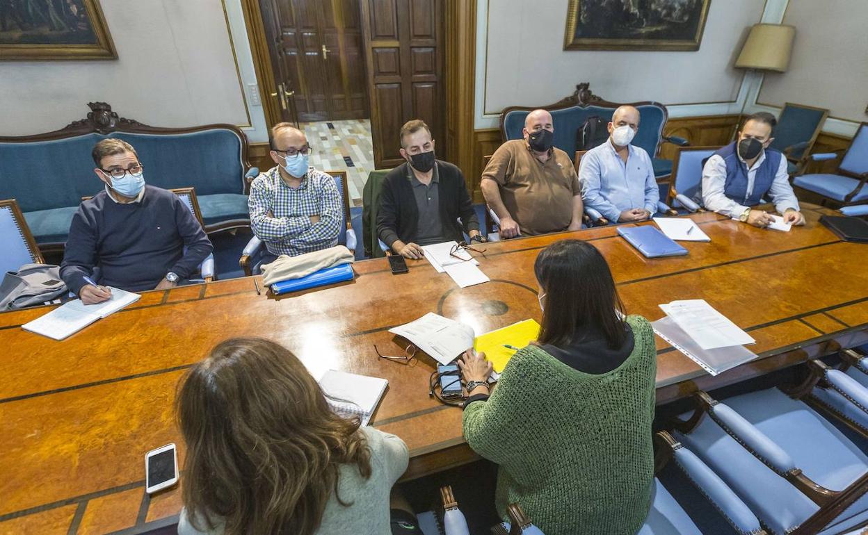 Reunión de la alcaldesa Gema Igual con el comité de empresa de Ascan en el Ayuntamiento.