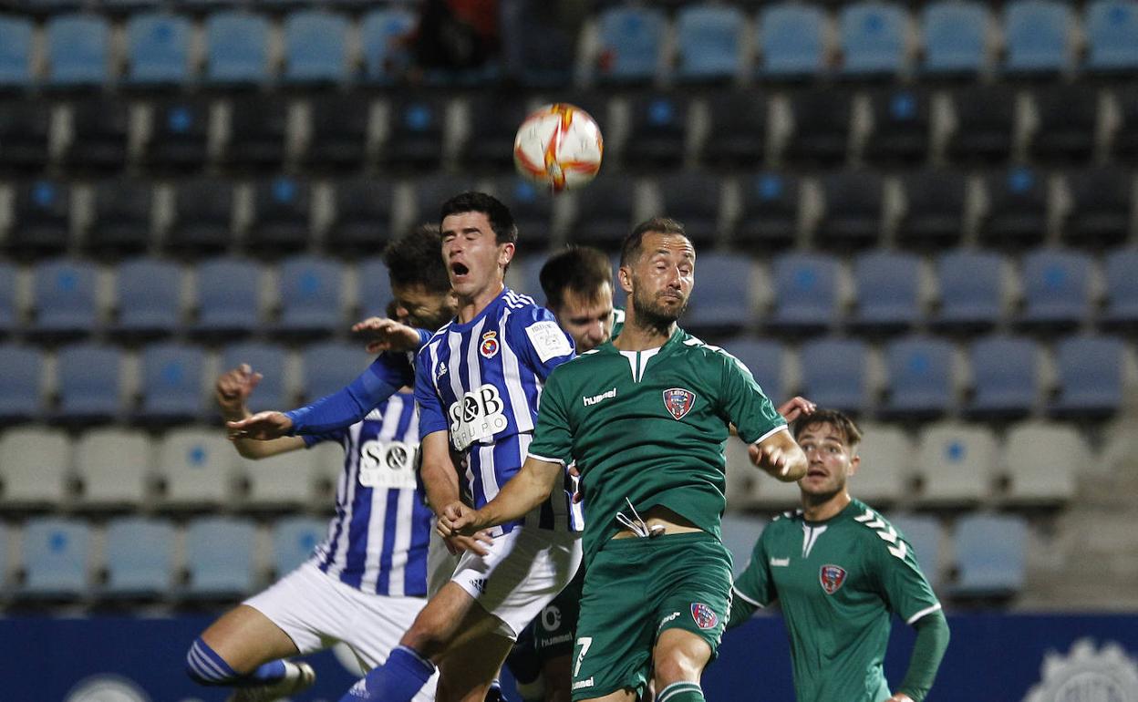 Alberto Gómez disputa un balón a Luisma