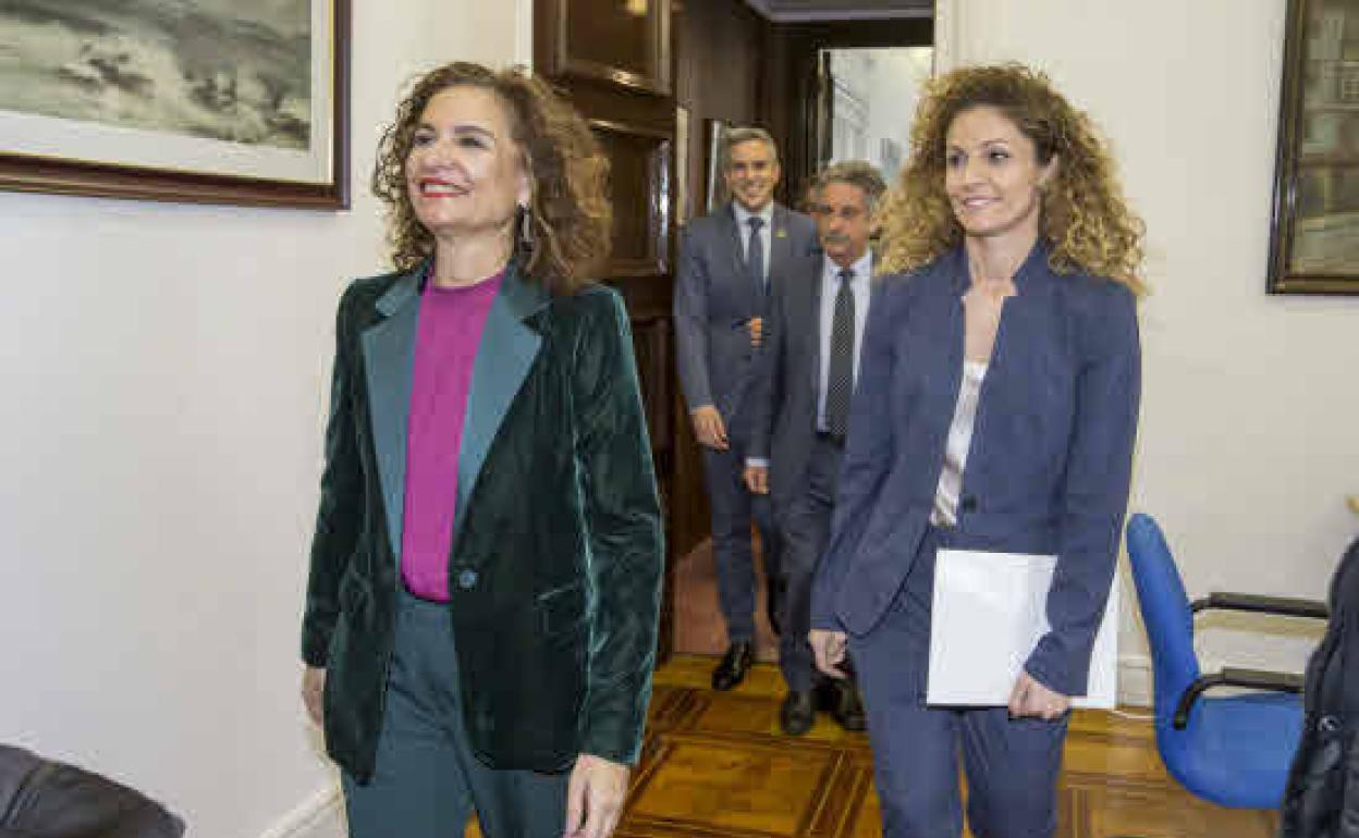 La ministra de Hacienda, María Jesús Montero y el presidente de Cantabria, Miguel Ángel Revilla durante la toma de posesión de la delegada de Gobierno en Cantabria, Ainoa Quiñones, en 2020