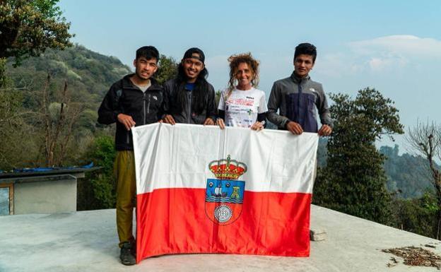 García, con la bandera de Cantabria en una de sus expediciones a Nepal.