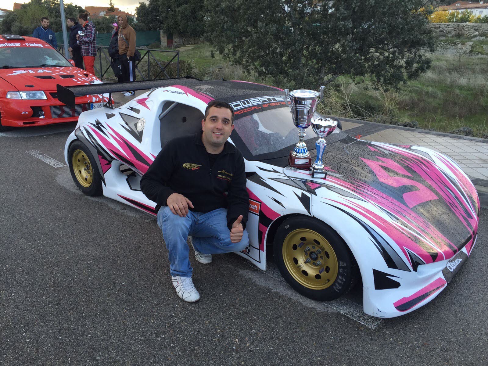 Juan Castillo, junto a los trofeos ganados tras una prueba.