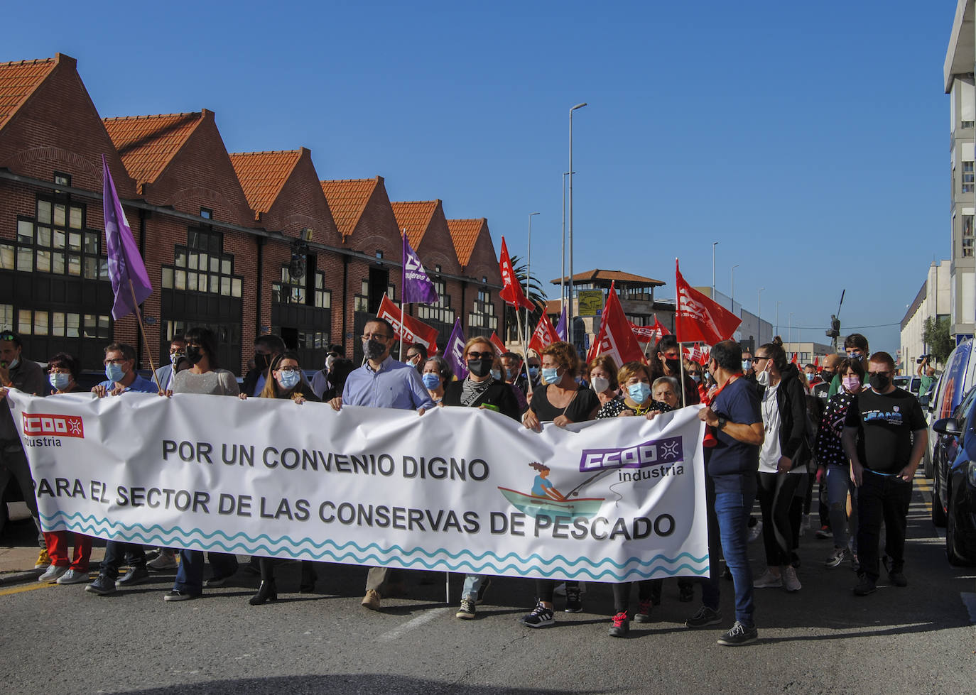 Fotos: Los trabajadores de las conservas de pescado toman las calles de Santoña