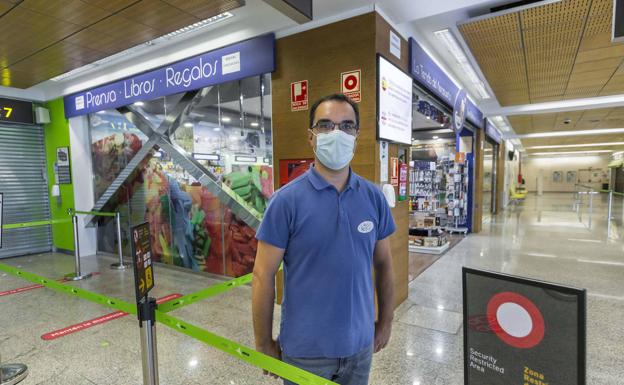 Los negocios del aeropuerto ven «algo de luz» con la vuelta de los acompañantes