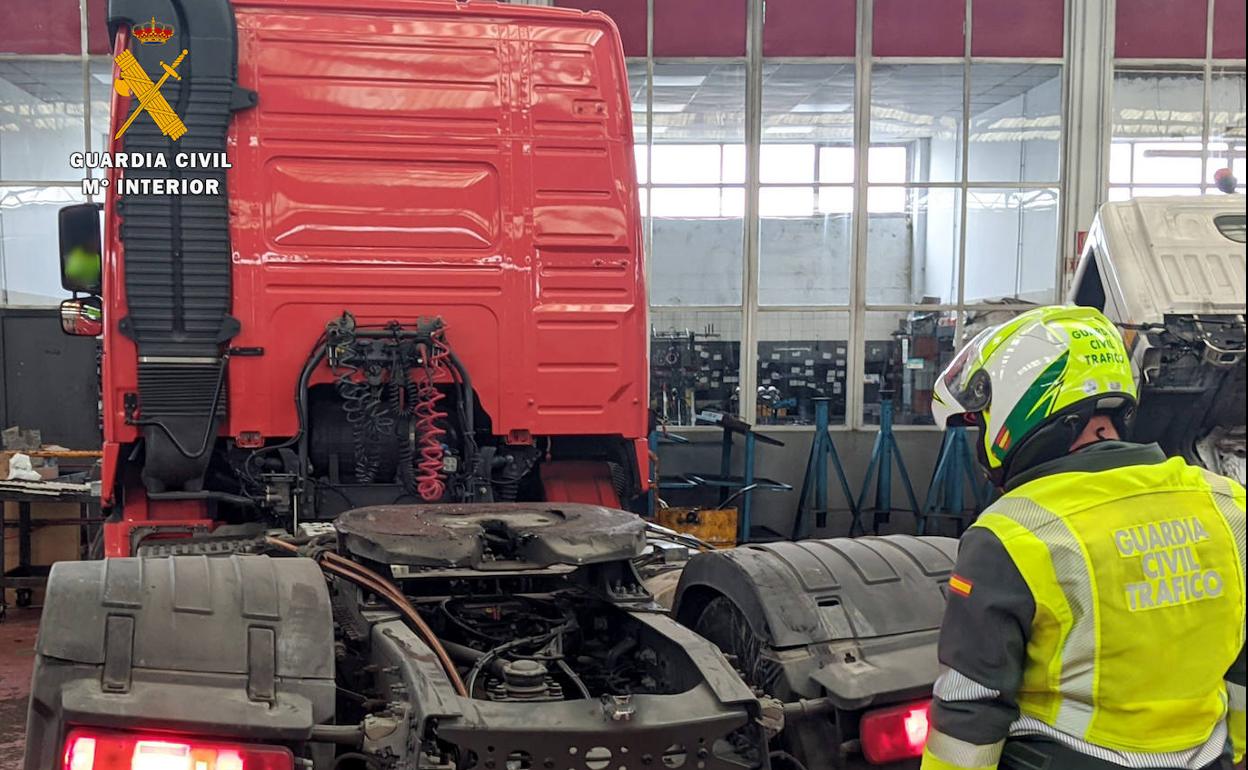 Investigan a un camionero por utilizar un imán para manipular el tacógrafo y conducir más horas