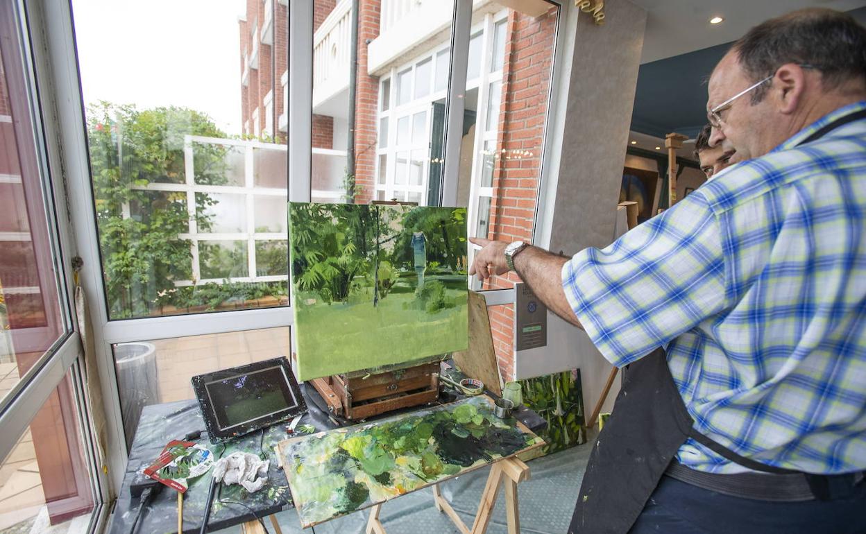 El pintor Paco Díaz, durante las jornadas de Sianoja celebradas el pasado mes