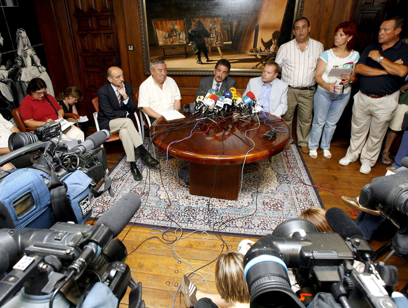 Revilla, Fernández Revolvo, Mazón y Vicente Mediavilla durante la rueda de prensa que ofrecieron en el Ayuntamiento de Laredo con motivo de la explosión de gas de 2006 que afectó a un edificio en esta localidad y que causó cinco muertos y varios heridos.