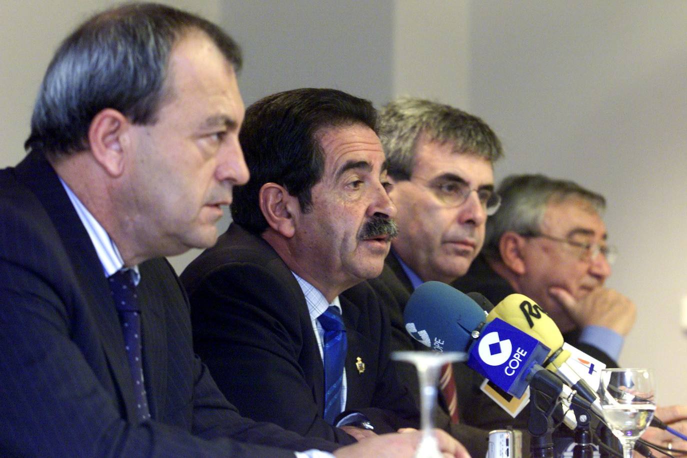 Javier López Marcano, Miguel Ángel Revilla, Rafael de la Sierra y Santos Fernández Revolvo, durante los actos de celebración del 25º aniversario de la constitución del Partido Regionalista de Cantabria en 2003.