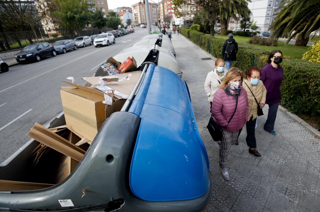 Contenedores rotos y llenos de basura en la calle General Dávila.