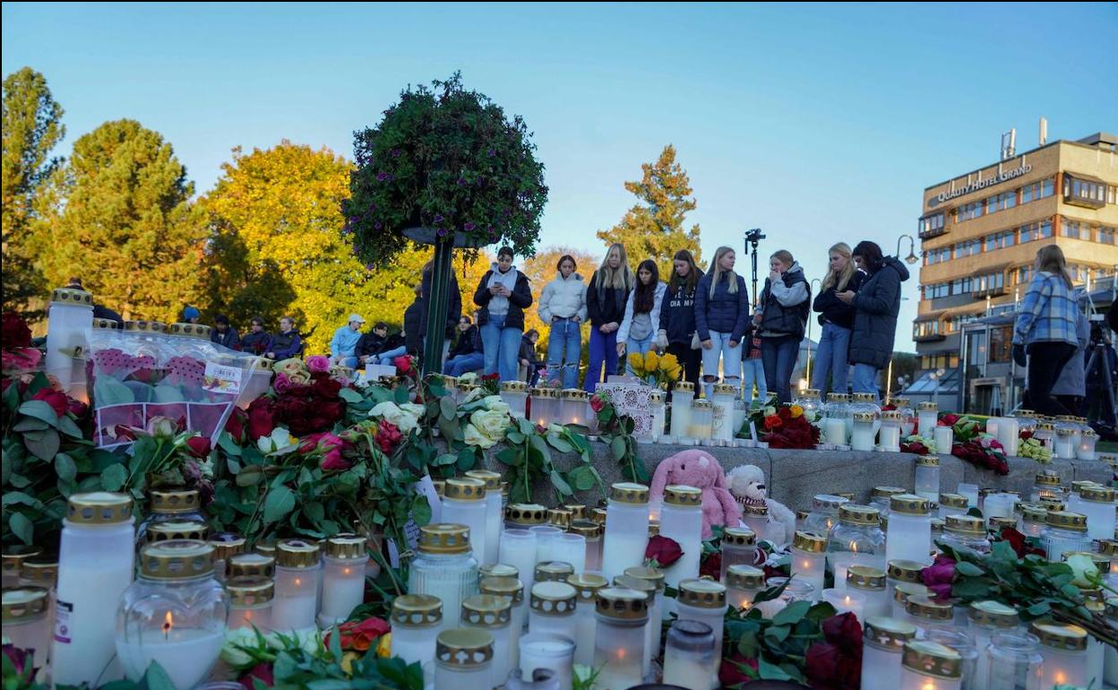 Flores y velas en homenaje a las víctimas del ataque con flechas en la localidad noruega e Kongsberg.