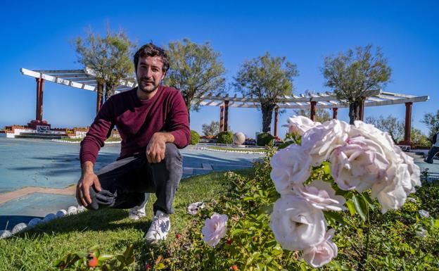 Ismael Chávez posa en una de las zonas de flores de los Jardines de Piquío.