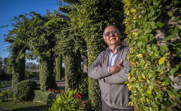 José Luis Arteche, en la pérgola de los Jardines de Mataleñas.