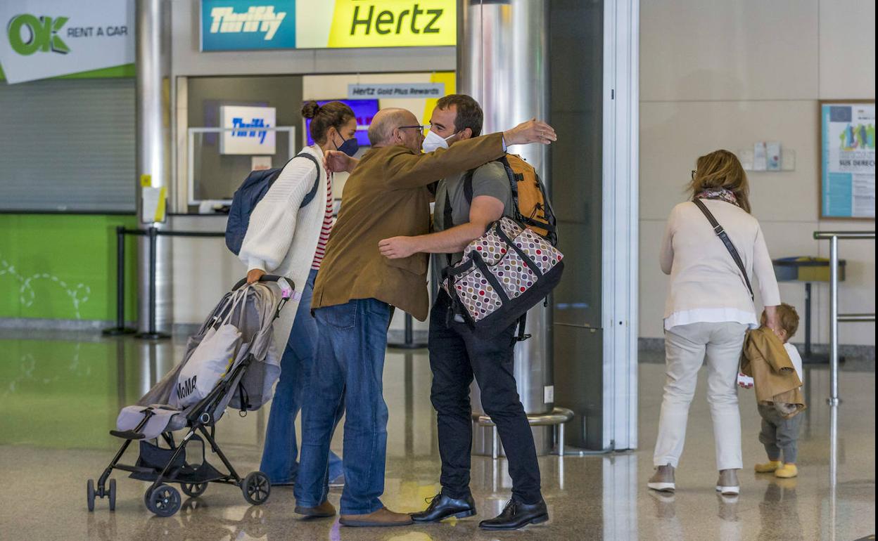 Una familia se abraza en la zona de llegadas tras el aterrizaje del vuelo de Marrakech