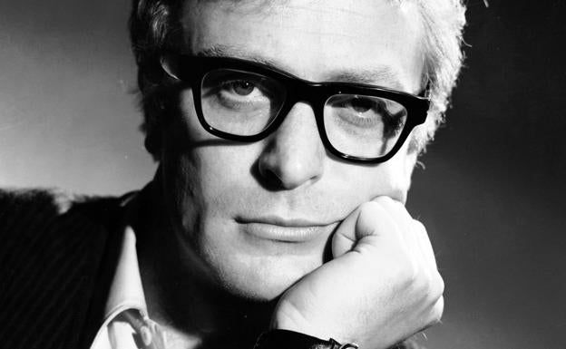 Michael Caine y sus icónicas gafas en una foto de juventud.