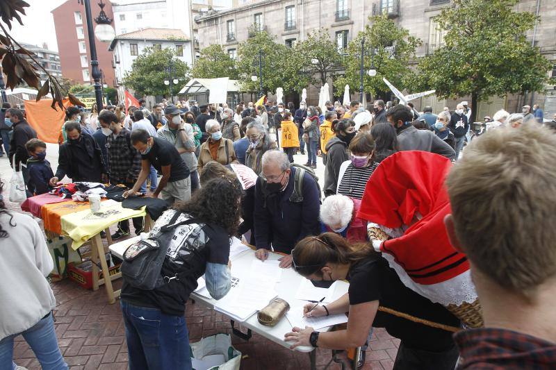 Fotos: Concentración y manifestación contra los eólicos