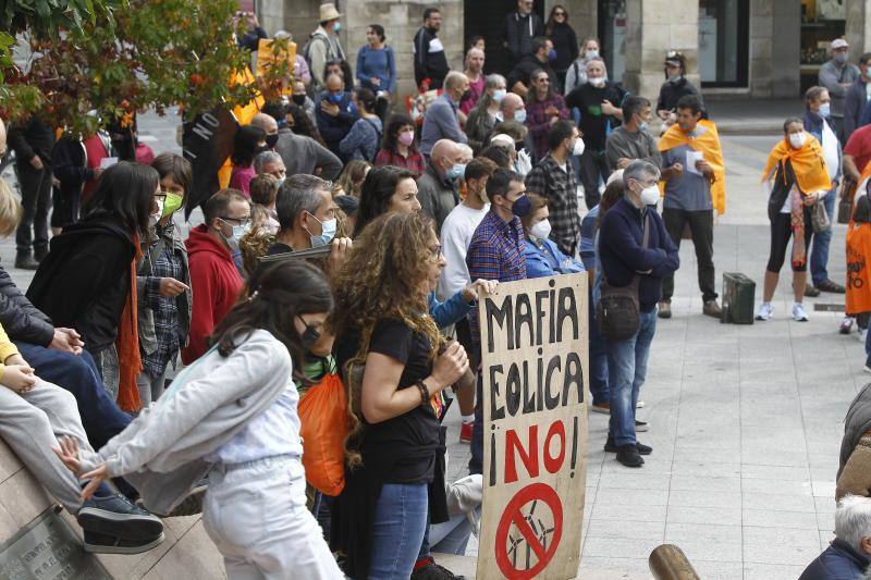 Fotos: Concentración y manifestación contra los eólicos