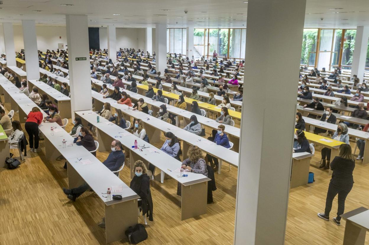 Una de las dos inmensas aulas habilitadas para la ocasión en el Palacio de Exposiciones justo antes de empezar el examen de ayer. 