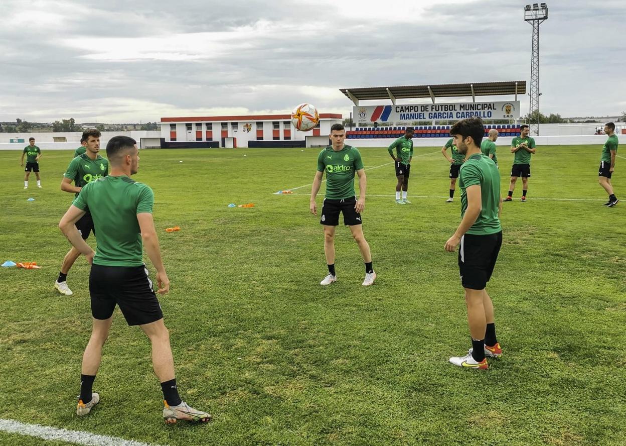 El Racing se ejercitó ayer en Talavera la Real, tras el largo viaje a Badajoz. 