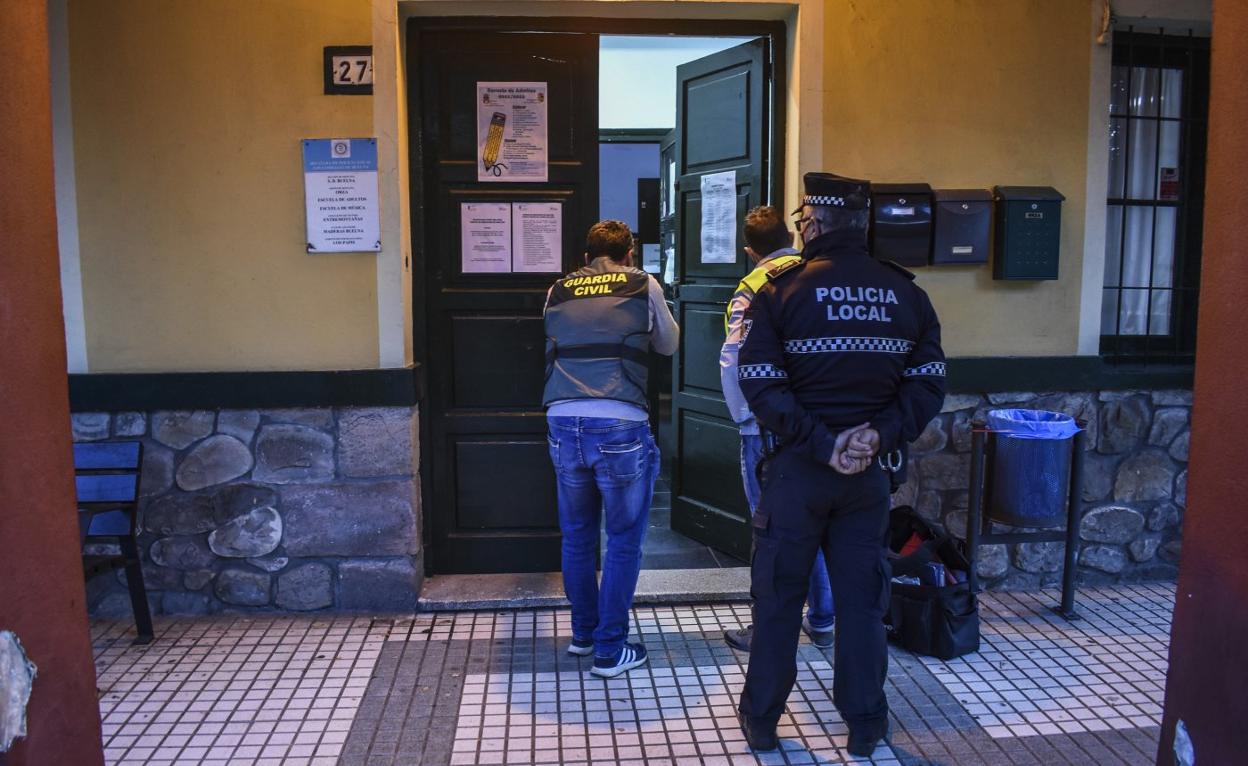 La Guardia Civil inspecciona los accesos a la Jefatura en presencia de un agente de la Policía Local.