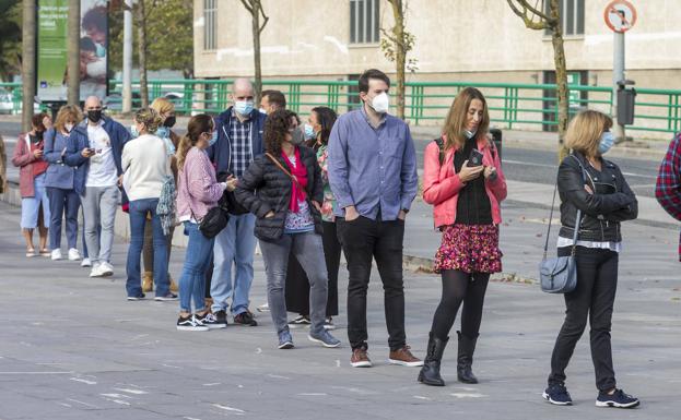 Colas para acceder al edificio.