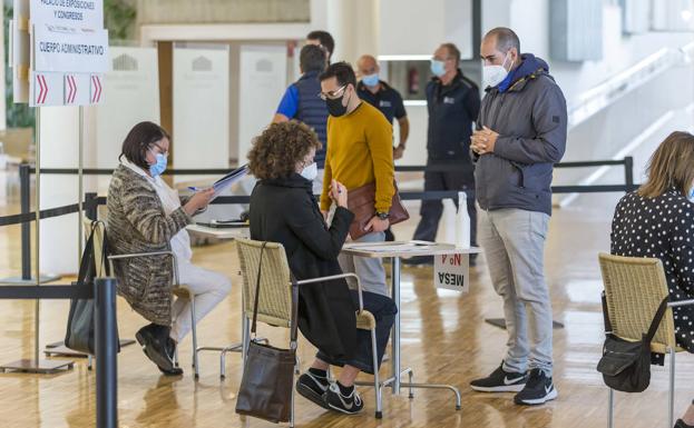 Las mesas para la identificación de los participantes.