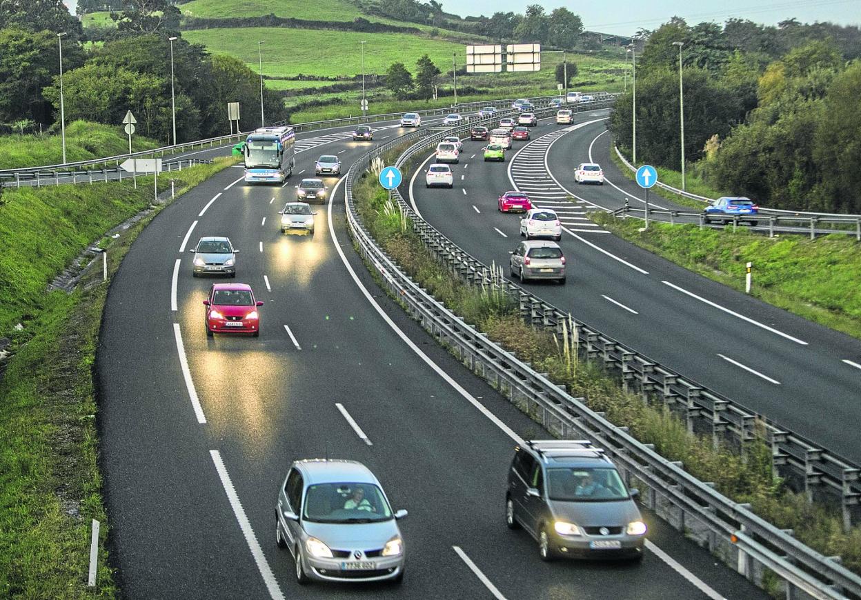 El tráfico normal en un día laborable cualquiera en la autovía A-67, en hora punta. 