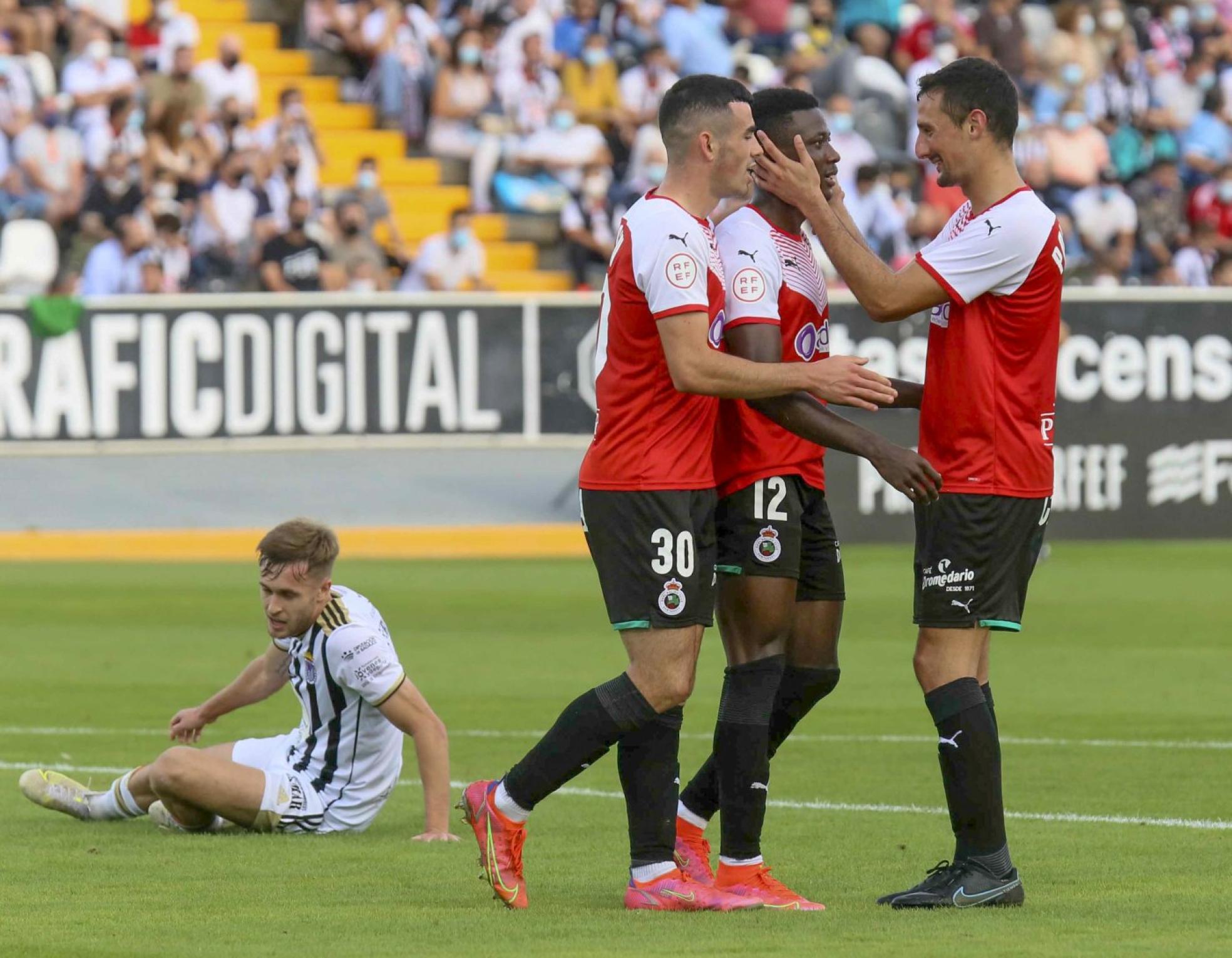 Jorrín y Pol Moreno felicitan a Patrick Soko por la espectacular jugada del gol del Racing. lof