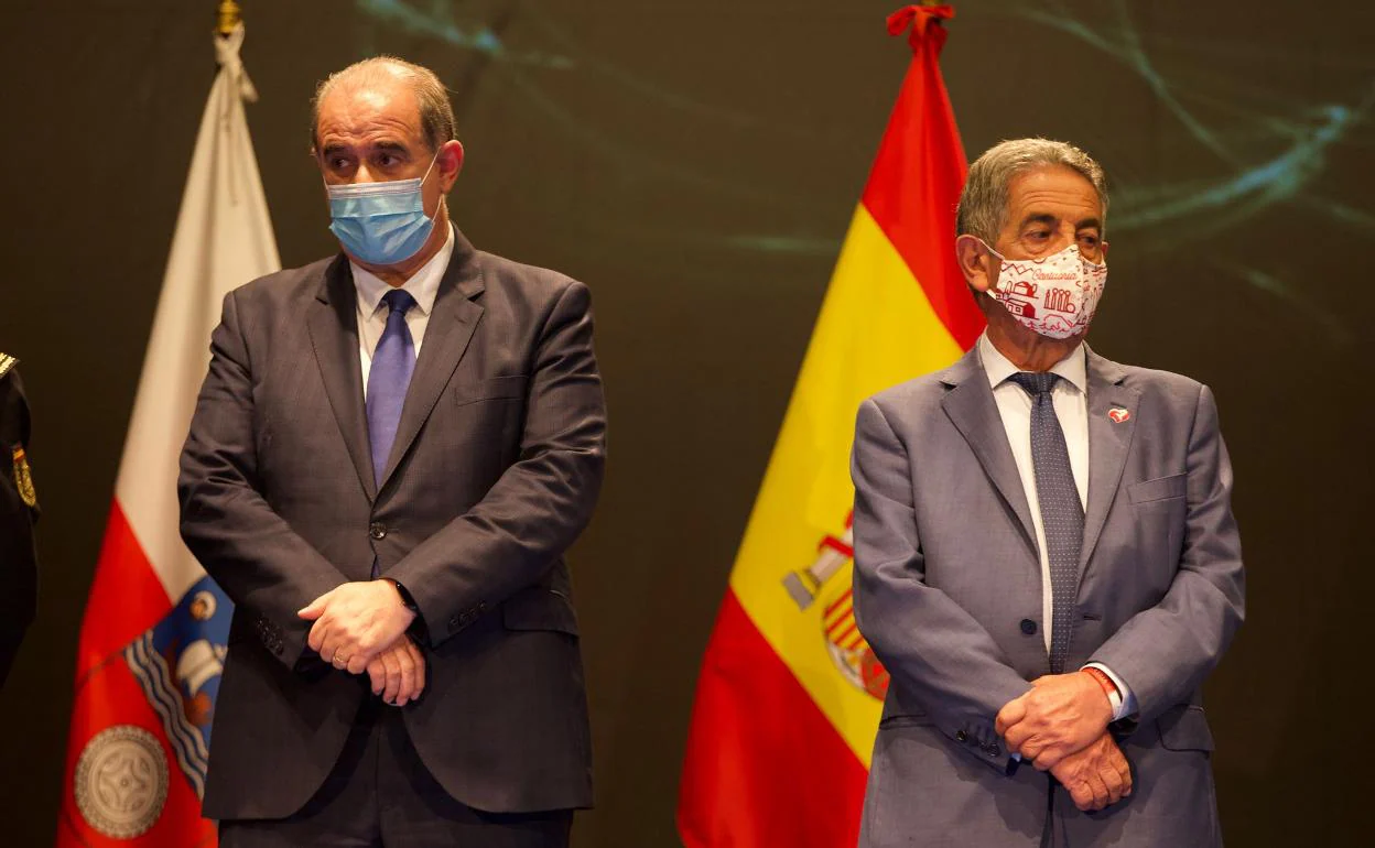 El director general de la Policía Nacional y el presidente de Cantabria, en el momento de empezar el acto en el Paraninfo de Las Llamas.